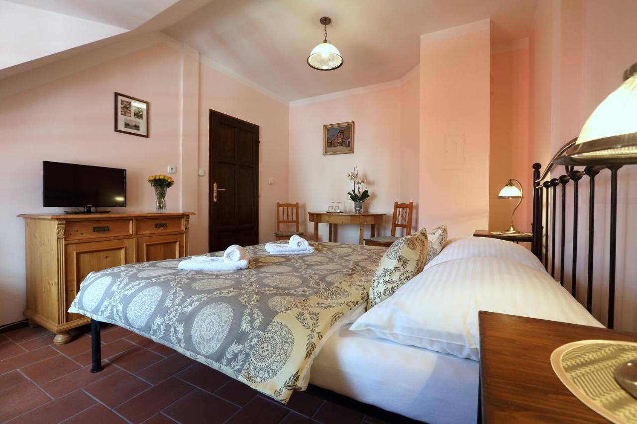 Penzion Na 15. Poledniku Hotel Jindrichuv Hradec Bagian luar foto