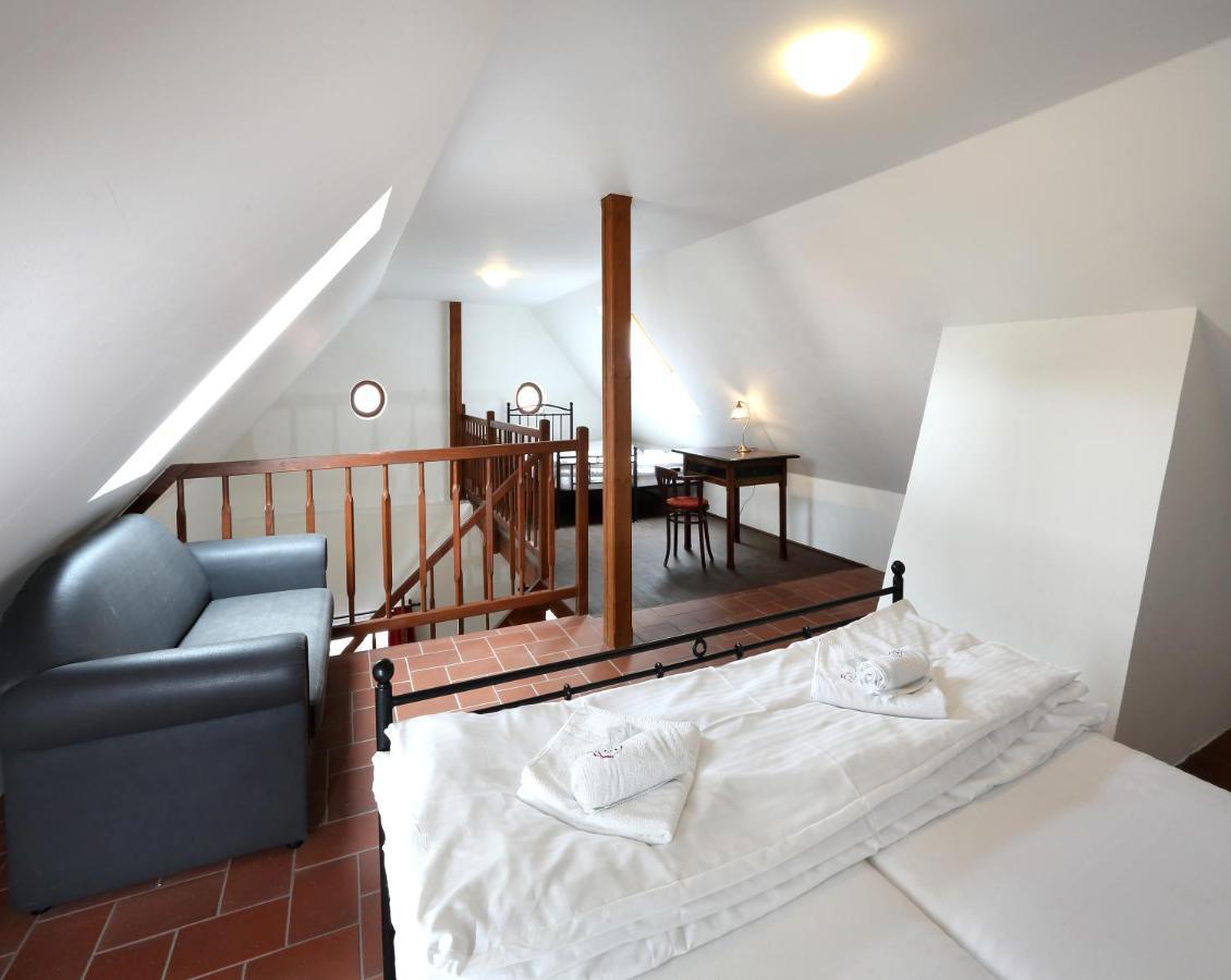 Penzion Na 15. Poledniku Hotel Jindrichuv Hradec Bagian luar foto