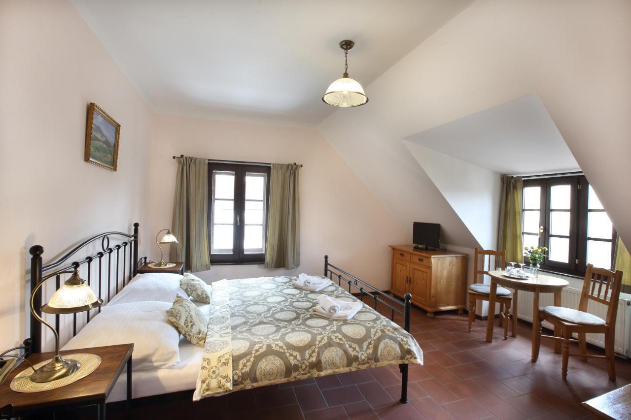 Penzion Na 15. Poledniku Hotel Jindrichuv Hradec Bagian luar foto