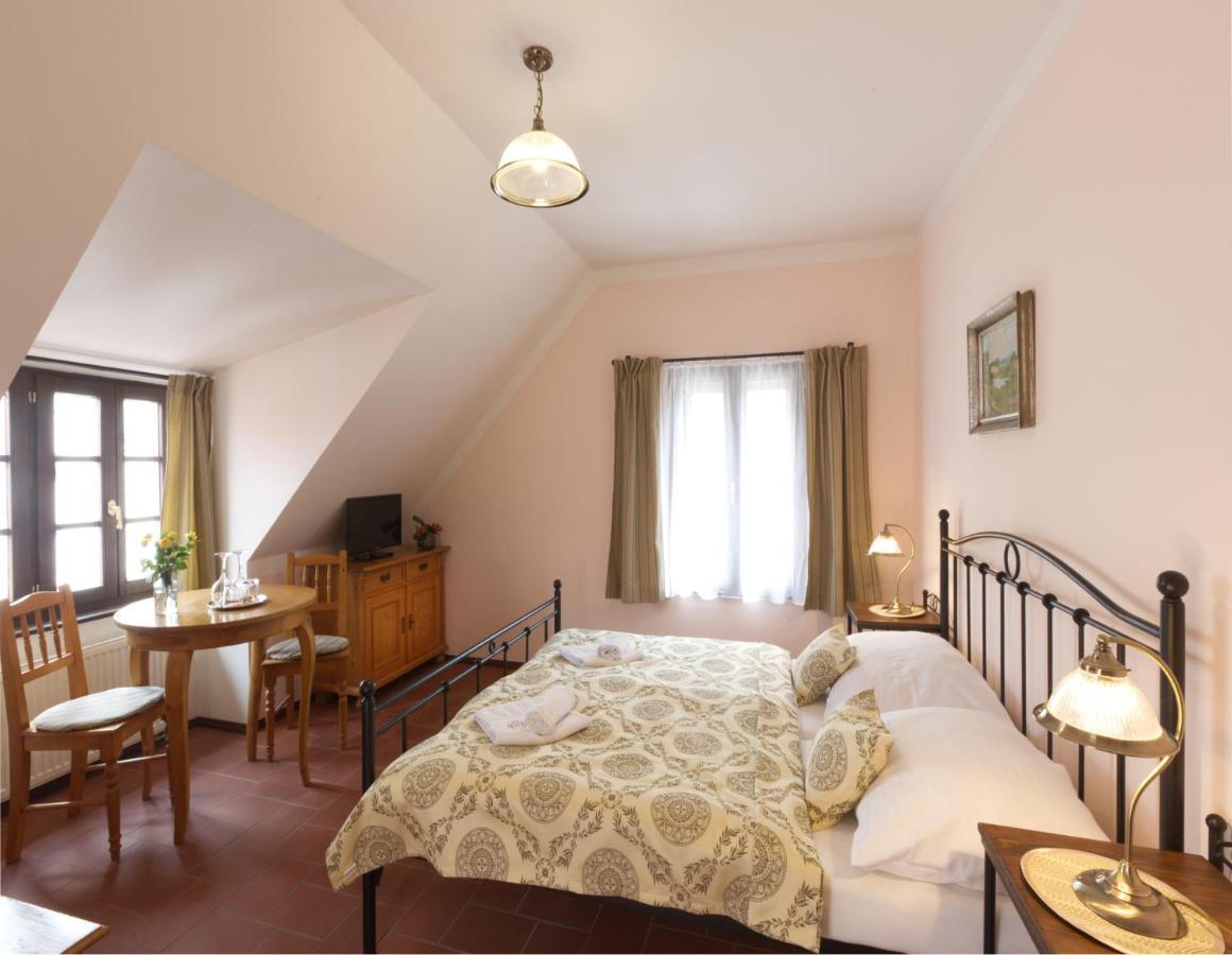 Penzion Na 15. Poledniku Hotel Jindrichuv Hradec Bagian luar foto