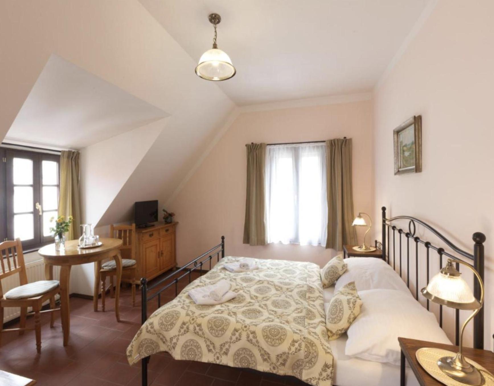 Penzion Na 15. Poledniku Hotel Jindrichuv Hradec Bagian luar foto